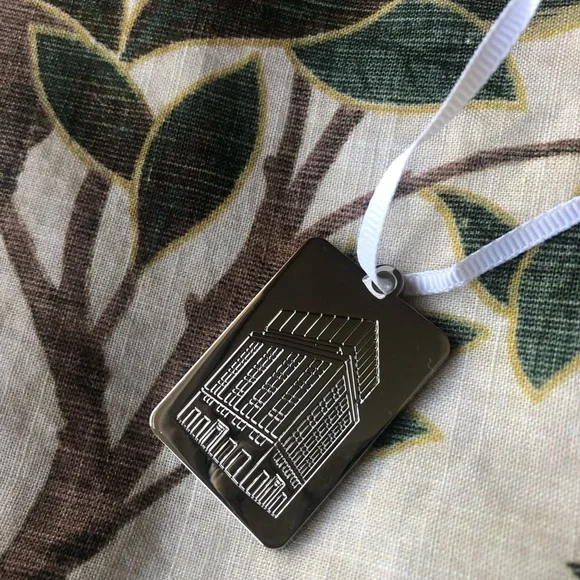 Tiffany & Co. Two large shopping bags and Landmark charm - Picture 3 of 12